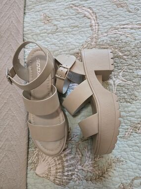 Soda Chunky Strappy Sandals in Light Beige 7 Worn Once